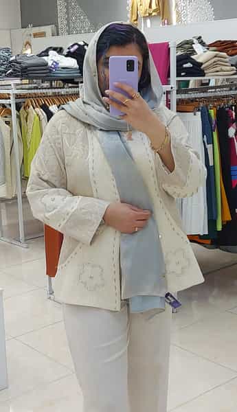 عکس بوتیک زنانه دختر مو فرفری در آبنوس کرمان