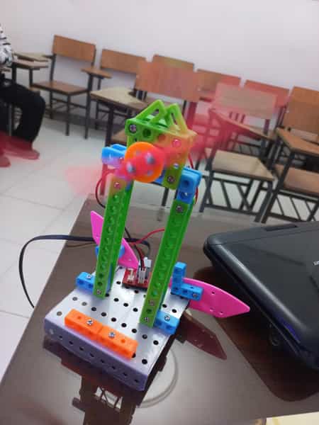 عکس خانه رباتیک و چرتکه دکتر محسن احمدی در فاز۱ انتظامی خرم‌آباد