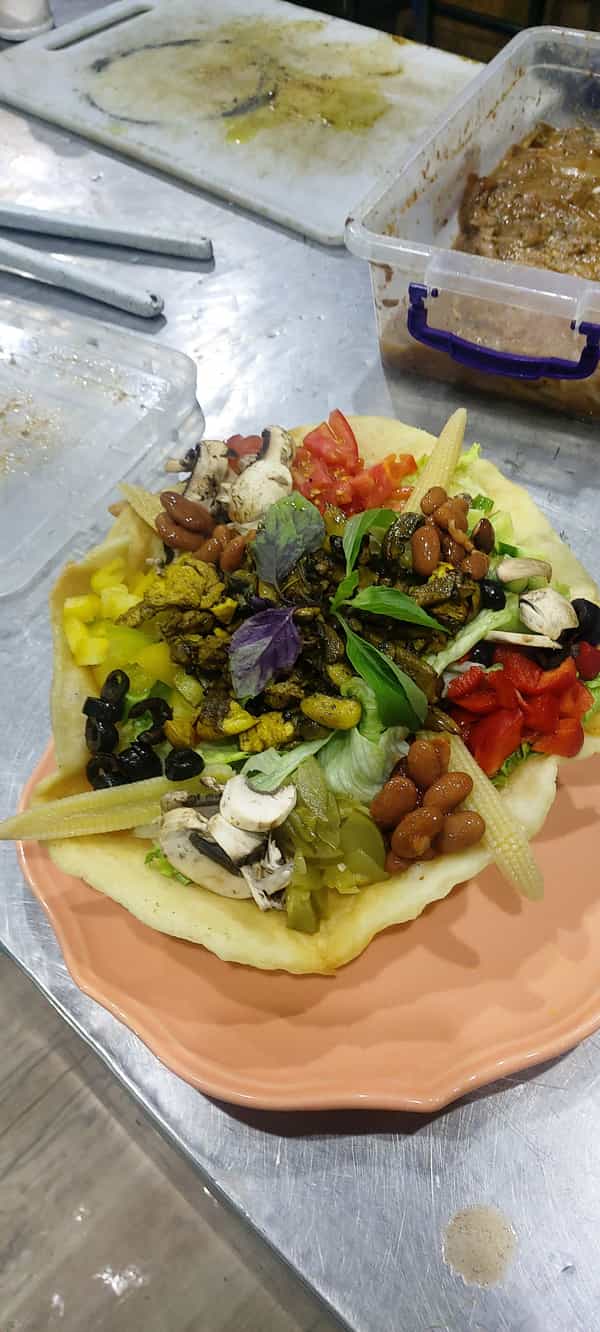 عکس آشپزخانه و بیرون بر میزبان در داماهی بندرعباس