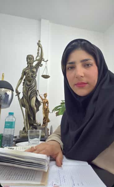 عکس رویانوری حسن آبادی وکیل پایه یک دادگستری در دانشگاه بندرعباس
