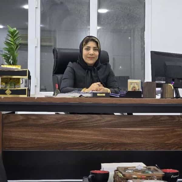 عکس رویانوری حسن آبادی وکیل پایه یک دادگستری در دانشگاه بندرعباس