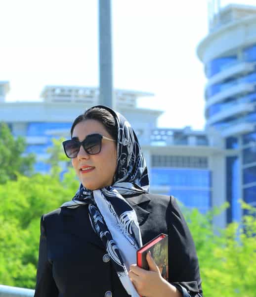عکس نگین عارفی وکیل پایه یک دادگستری در دانشگاه بندرعباس