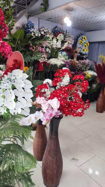 عکس گل فروشی نیلوفر آبی در بازار باش ارومیه