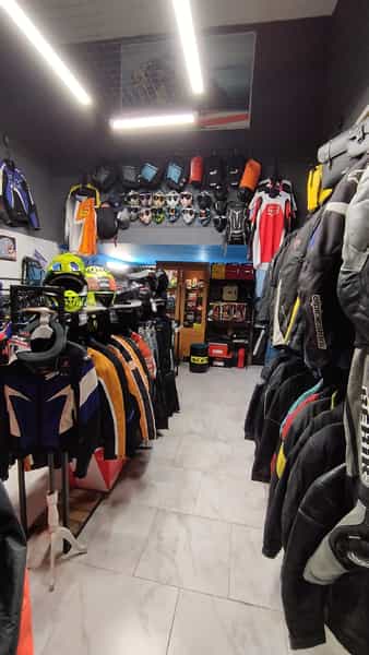 عکس فروشگاه تجهیزات موتور سواری بلوایکس موتور کوی قائم زنجان