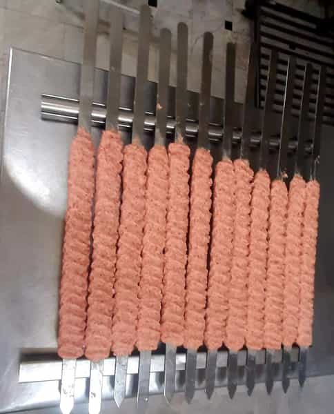 عکس نان داغ کباب داغ جوان در شهر قم