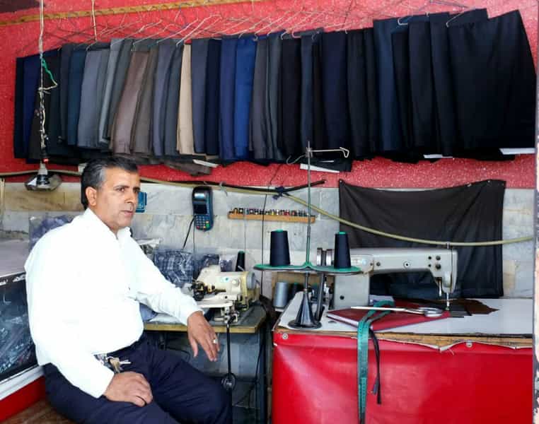 عکس خیاطی حسین در شهر قم