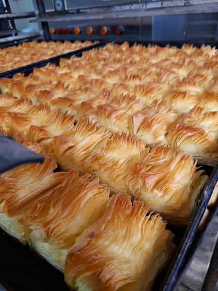 عکس قنادی مینو بهمن رستمی در چقاکبود کرمانشاه