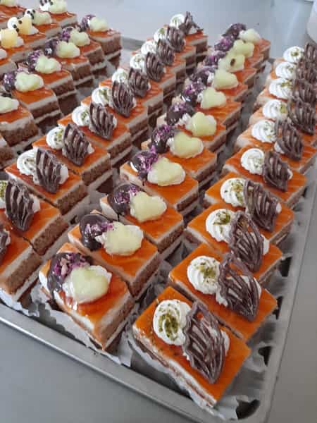 عکس قنادی مینو بهمن رستمی در چقاکبود کرمانشاه