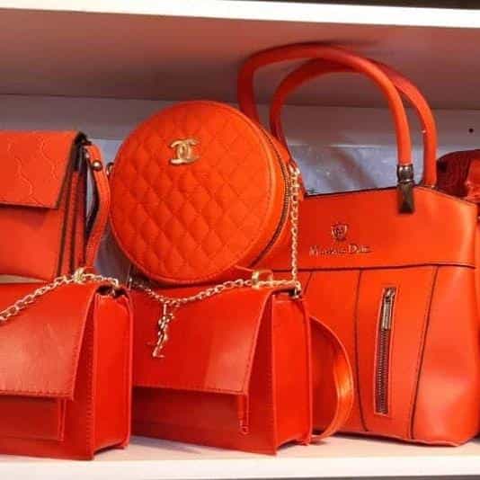 عکس کیف،کفش بدلیجات و ساعت عباس آبادی در شهر کرمانشاه