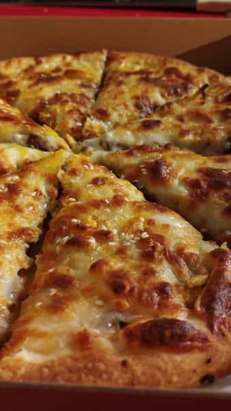 عکس پیتزا غریبه در ولیعصر تبریز