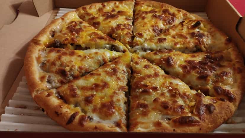 عکس پیتزا غریبه در ولیعصر تبریز