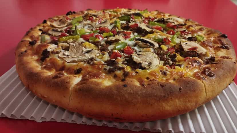 عکس پیتزا غریبه در ولیعصر تبریز