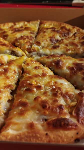 عکس پیتزا غریبه در ولیعصر تبریز