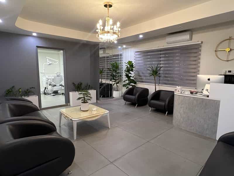 عکس دکتر پرستو نسترین در خیابان تبریز