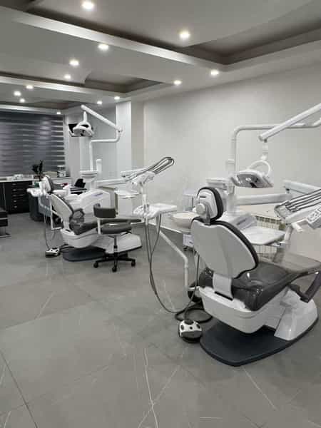 عکس دکتر پرستو نسترین در خیابان تبریز