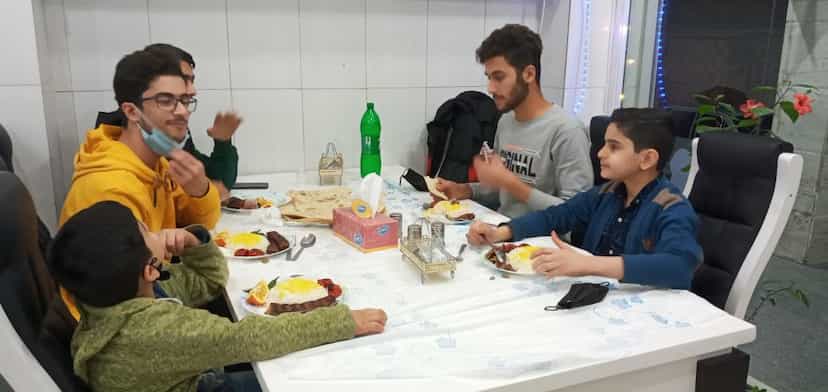 عکس تهیه غذای مادرایرانی در زیتون کارمندی اهواز