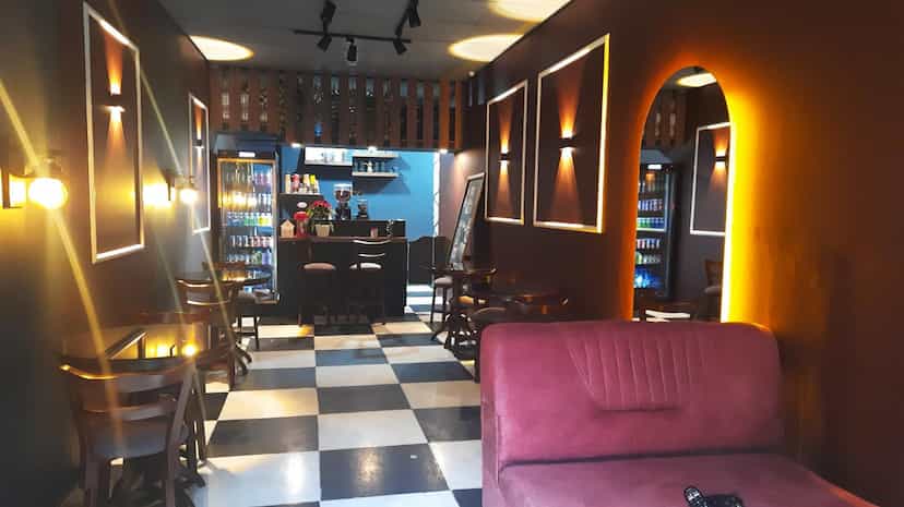 عکس کافه مون در باغ شیخ اهواز