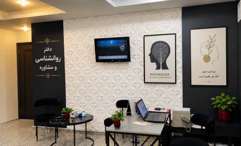 عکس روانشناس در خیابان درختی کرج