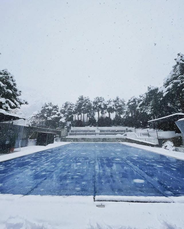 عکس استخر روباز چهارفصل مهر در نیاوران