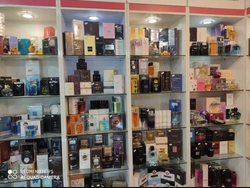 عکس عطر ادکلن یاس در نقش جهان اصفهان