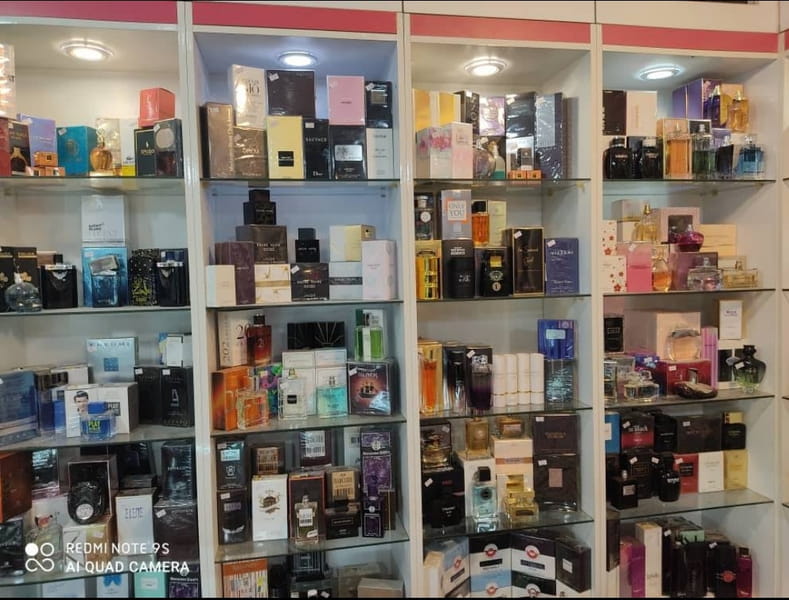 عکس عطر ادکلن یاس در نقش جهان اصفهان