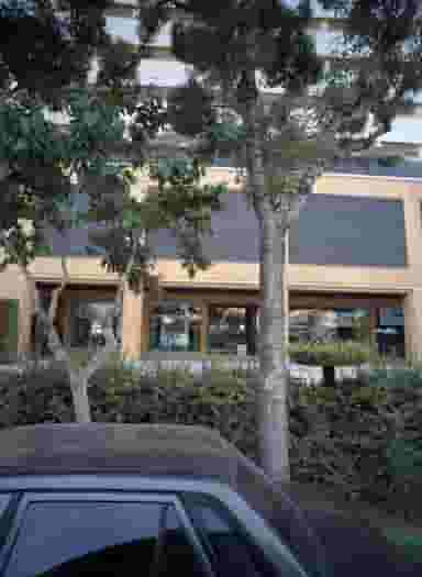 فروشگاه کیف در پایین خیابان مشهد